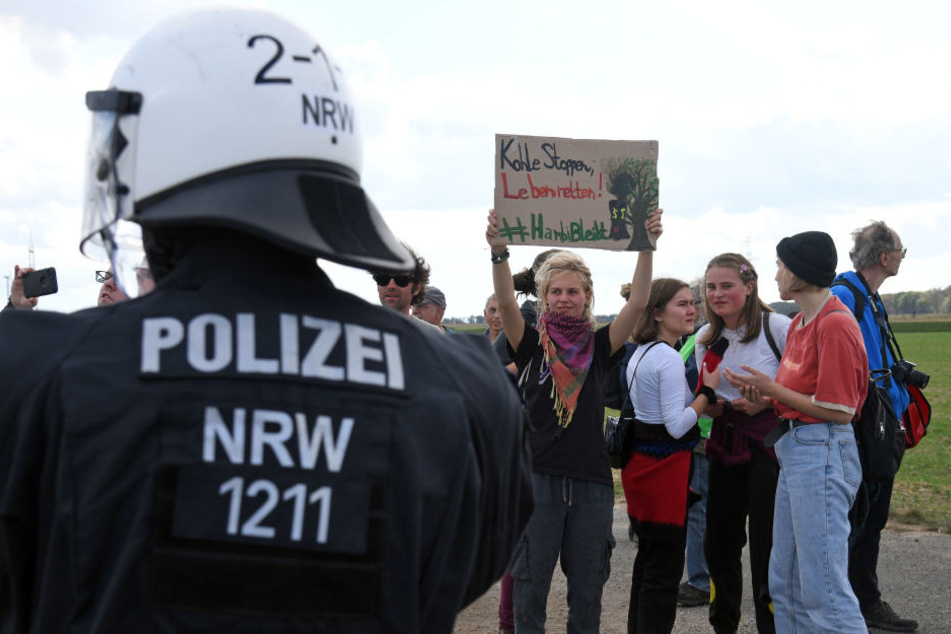 Für Sonntag haben Gegner der Räumung dazu aufgerufen, hunderte neue Bäume zu pflanzen.