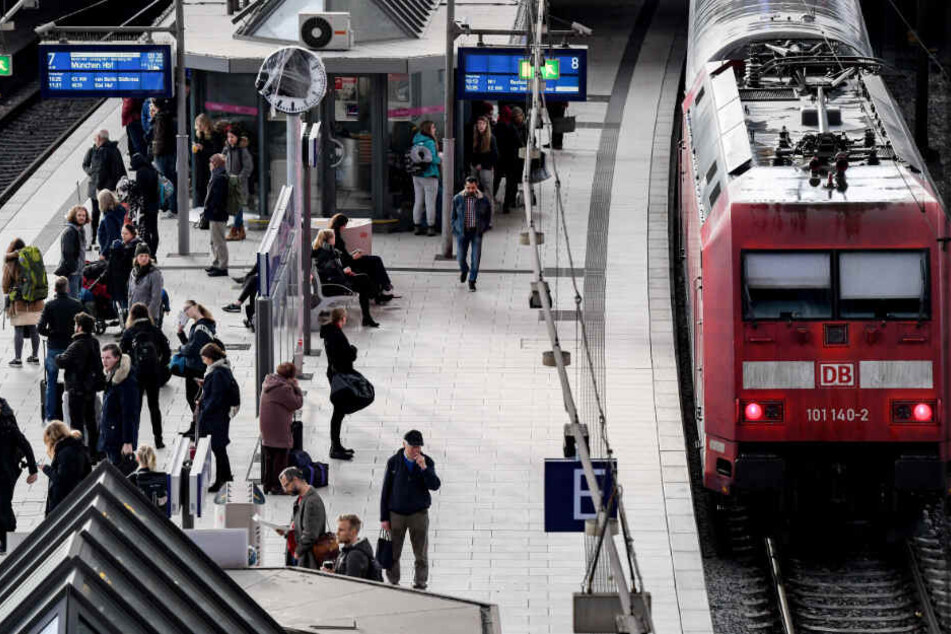 Am Hamburger Hauptbahnhof warten Fahrgäste auf ihren Zug.