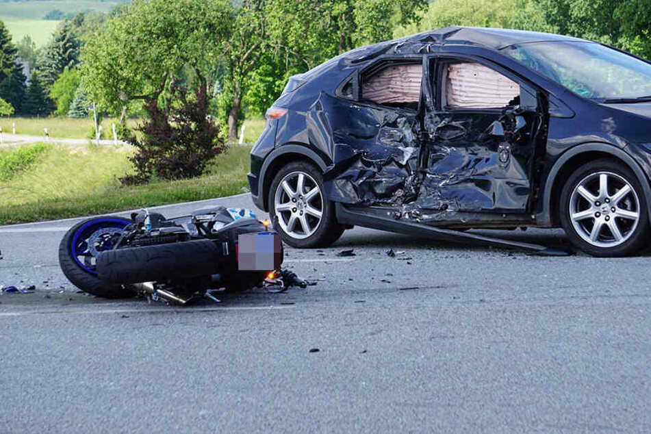 Auf der B96 kam es am Samstagmorgen zu einem schrecklichen Verkehrsunfall.