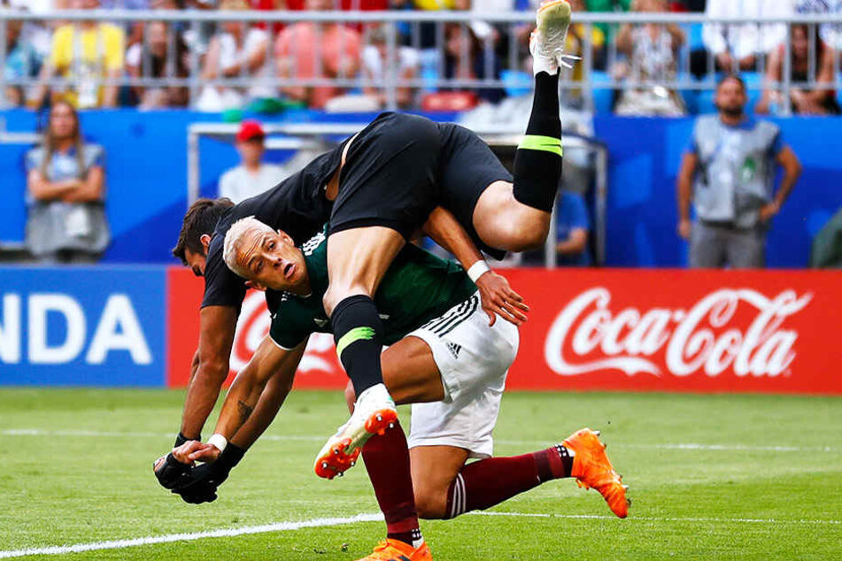 Brasiliens Keeper Alisson (oben) und Mexikos neuerdings blondierter Stürmer Javier Hernandez "Chicharito" (unten) üben scheinbar eine andere Sportart aus.