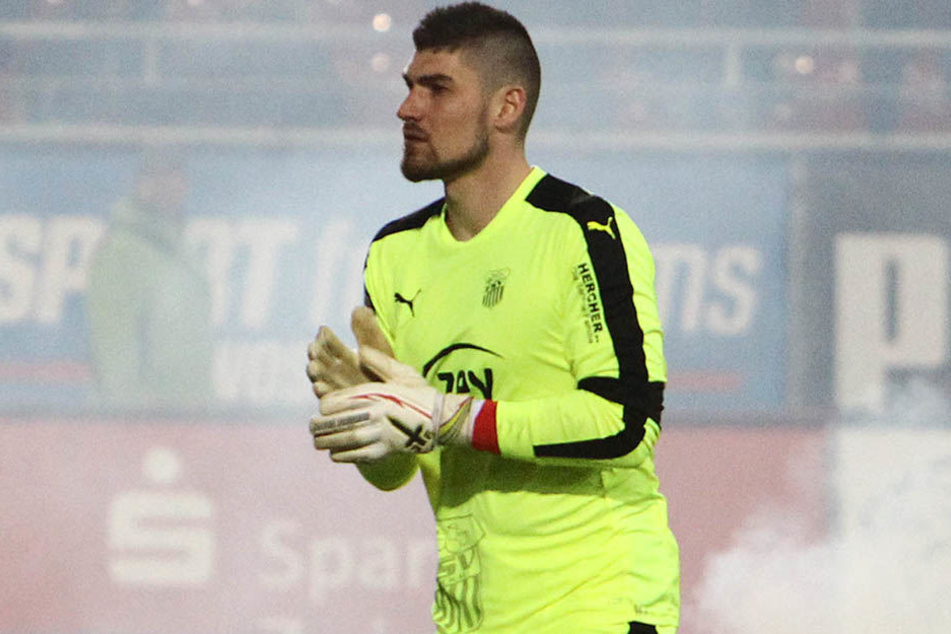 FSV Torhüter Johannes Brinkies ist ein starker Typ, lässt sich auch von Bengalos nicht beeindrucken und verpasste keine einzige Spielminute.
