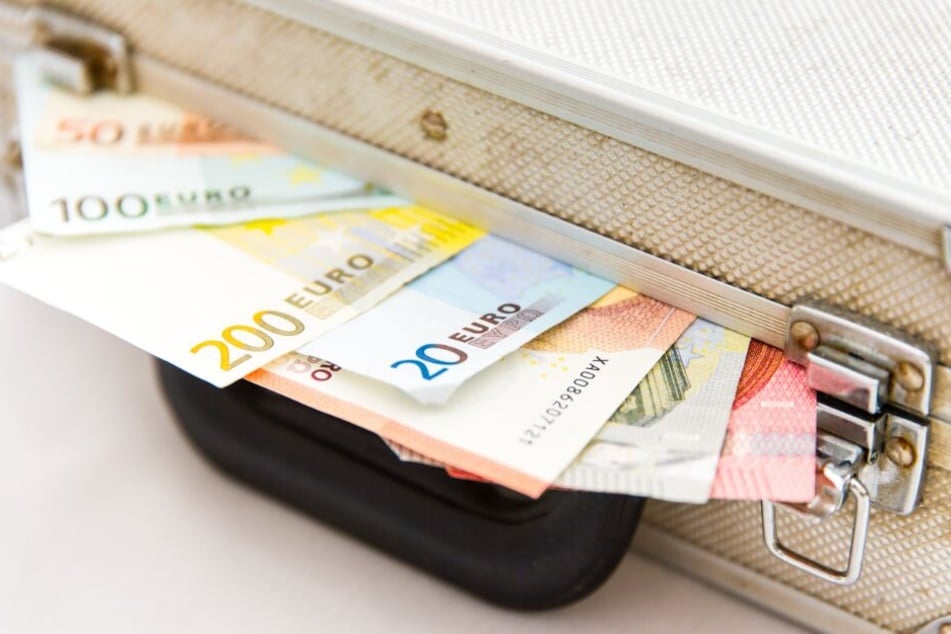 Von 2011 bis 2019 überwies der Mann drei- bis vierstellige Geldbeträge auf sein Konto. (Symbolbild)
