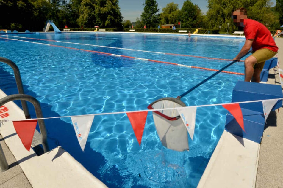 Das Schwimmerbecken des Nordbades in Halle (Saale) musste nach dem Ekel-Vorfall gesperrt und gereinigt werden. (Symbolbild)