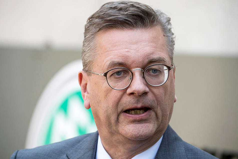 DFB-Präsident Reinhard Grindel stärkt Bundestrainer Jogi Löw.