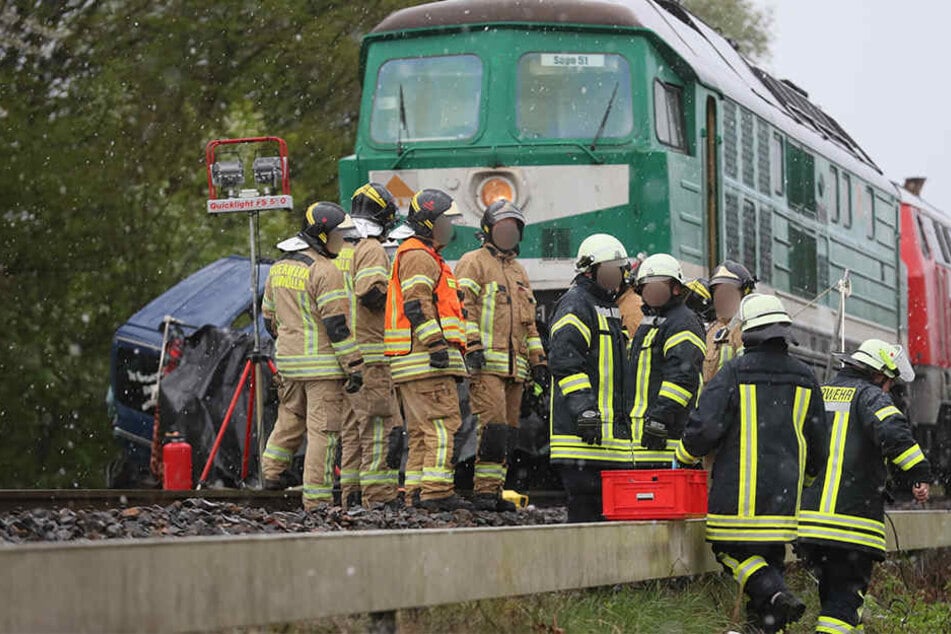 Der Zug hatte den Transporter etwa 200 Meter mitgezogen.