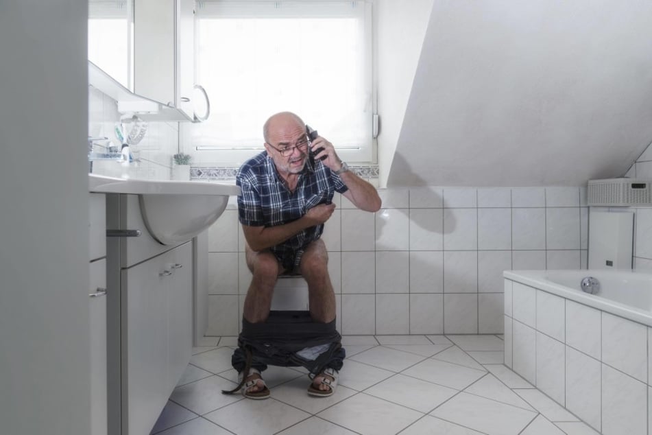 Auf der Toilette telefonieren? Ganz schlechte Idee!