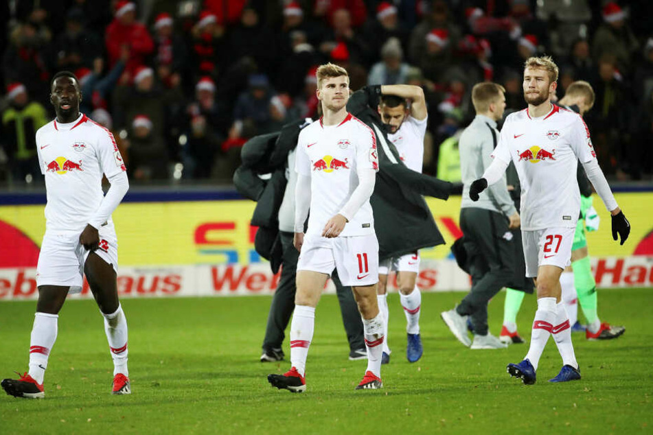 Jean-Kévin Augustin, Timo Werner und Konrad Laimer (v.l.n.r.) traben bedient vom Feld. Gerade hatte RB Leipzig in der Hinrunde 0:3 in Freiburg verloren.