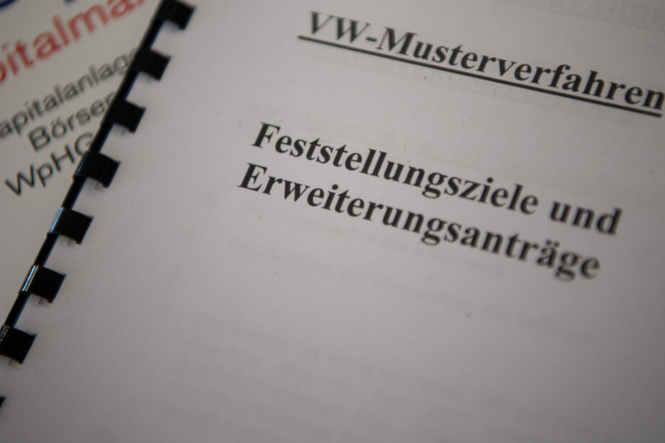 Aktenordner liegen zu Beginn des Verfahrens in einem Gerichtssaal.