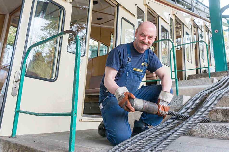 Carsten Lauterbach (53), Leiter der Dresdner Bergbahnen, hofft auch in dieser Saison auf zahlreiche Fahrgäste. Los geht's am 28. April. Doch vorher muss das Zugseil gewechselt werden.