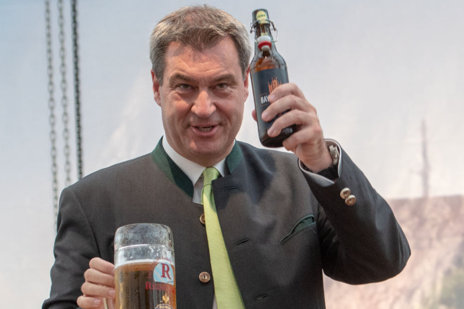 Nach seiner Eröffnungsrede des Gäubodenfestes prostete Markus Söder (CSU) dem feierwütigen Volk zu.