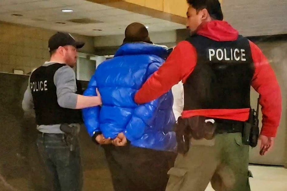 Auf diesem Video-Standbild wird R&B-Sänger R. Kelly von Polizisten vor dem Polizeirevier des 1. Bezirks von Chicago abgeführt.
