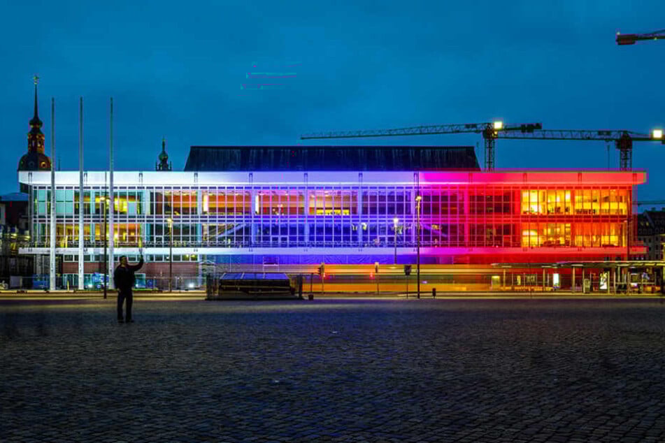 Als Zeichen des Gedenkens wird der Kulturpalast am Abend speziell beleuchtet.