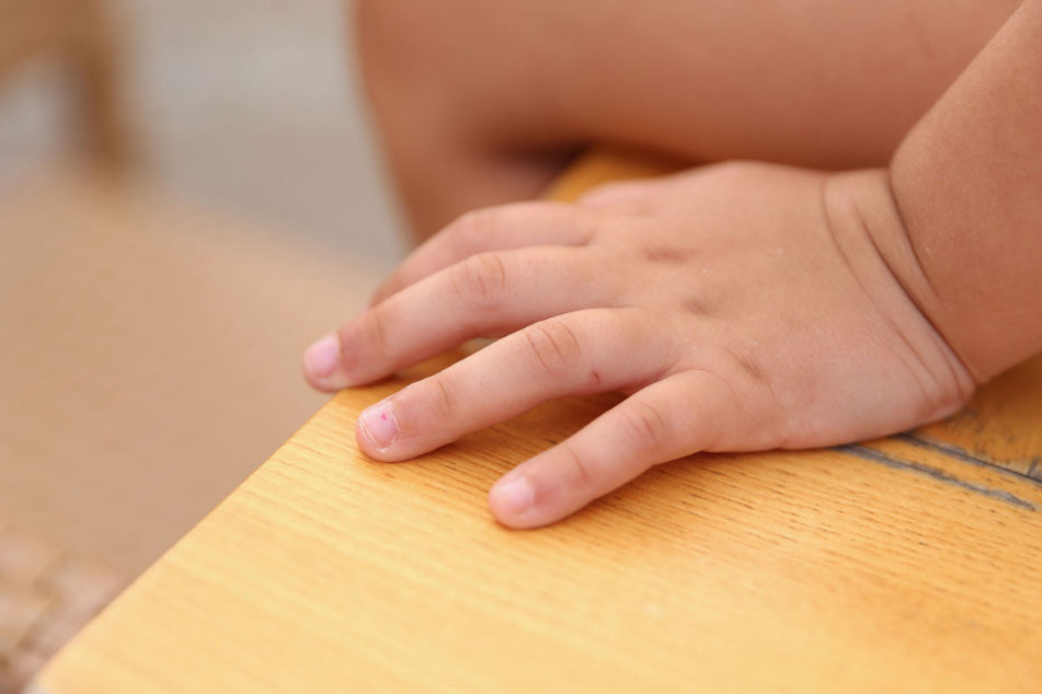 Die Mutter des Jungen sowie ein vorbestrafter 37-Jähriger verkauften den Jungen an verschiedene Männer. (Symbolbild)