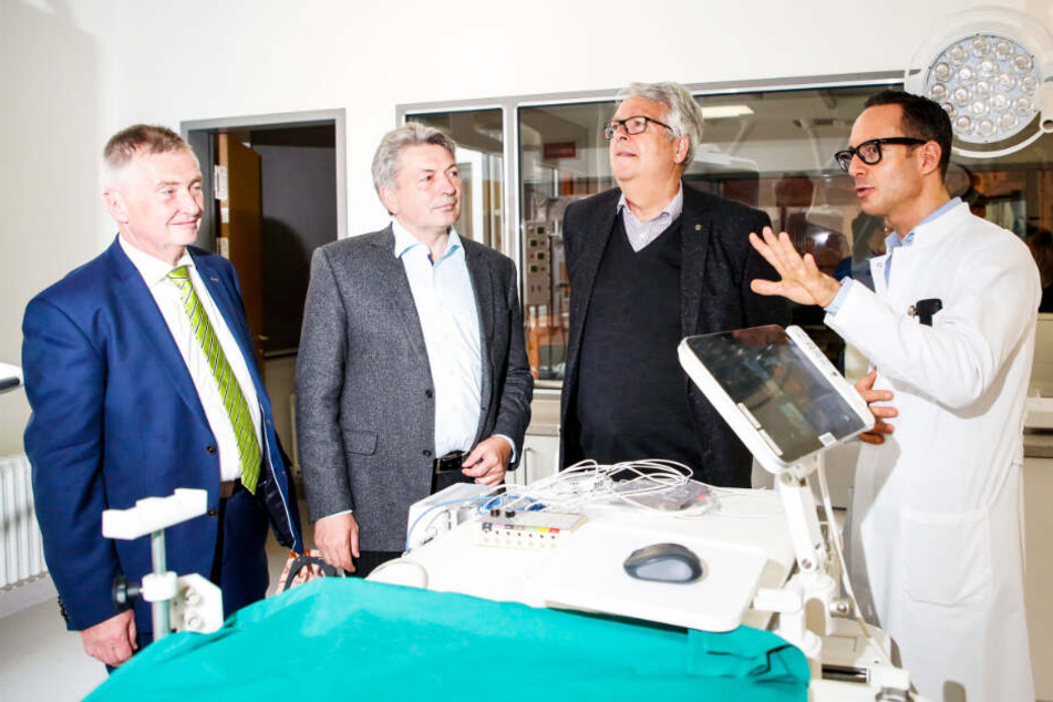 Chefarzt Dr. Markus Schwerfer (r.) erklärt die sichtbaren und unsichtbaren Neuerungen.