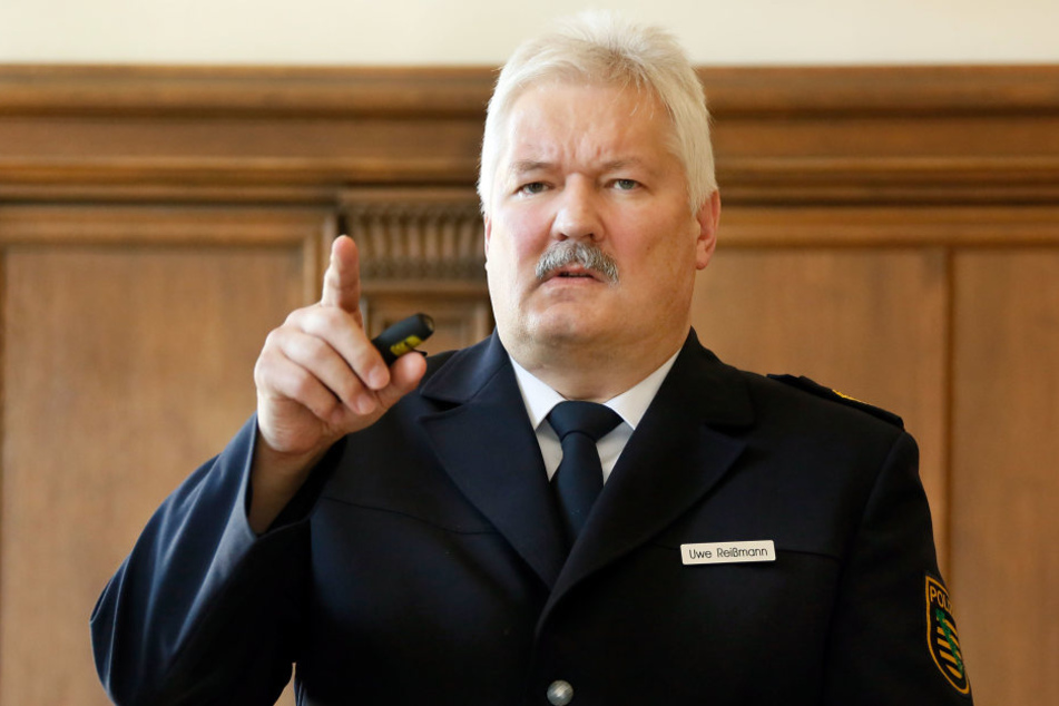 Fordert nach der Attacke eines Syrers (17) auf einen Wachmann (siehe Ausriss) mehr dezentrale Unterbringung von Flüchtlingen in Wohnungen: Polizeipräsident Uwe Reißmann (60).