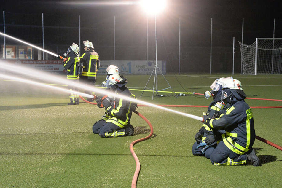 Auch vom Rasen aus musste die Feuerwehr gegen die Flammen kämpfen.