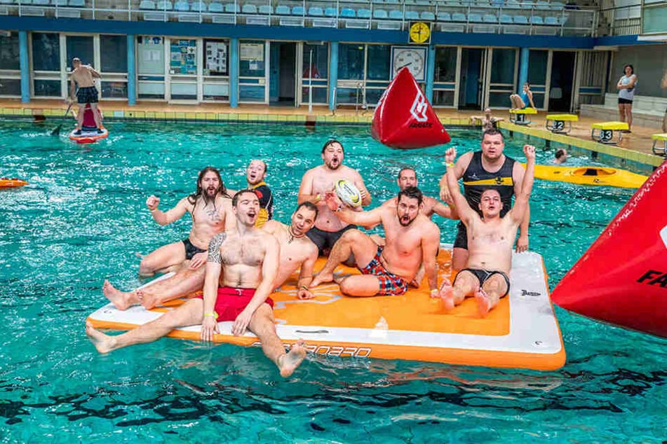 Der Verein "Rugby Cricket Dresden" planschte im Becken und gewann auch beim Drachenboot-Rennen.