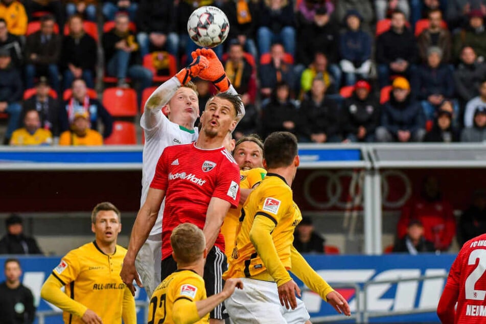 Stefan Kutschke im Luftduell mit Dynamos-Keeper Markus Schubert. In Ingolstadt konnte er nie an seine Dresdner Zeit anknüpfen.