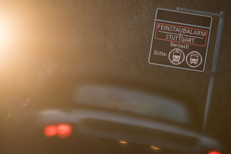 Ein Auto fährt während des ersten Feinstaubalarms 2018 unter einem Schild vorbei, das auf den Feinstaubalarm hinweist. (Archivbild)