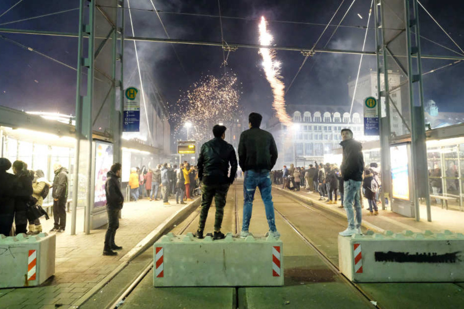 Betonsperren sollen zum Jahreswechsel die Feiernden auf dem Augustusplatz schützen.