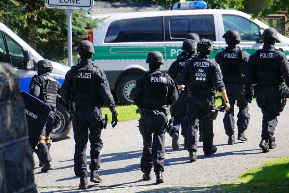 Mehrere Einsatzkräfte durchsuchen das Gebiet.