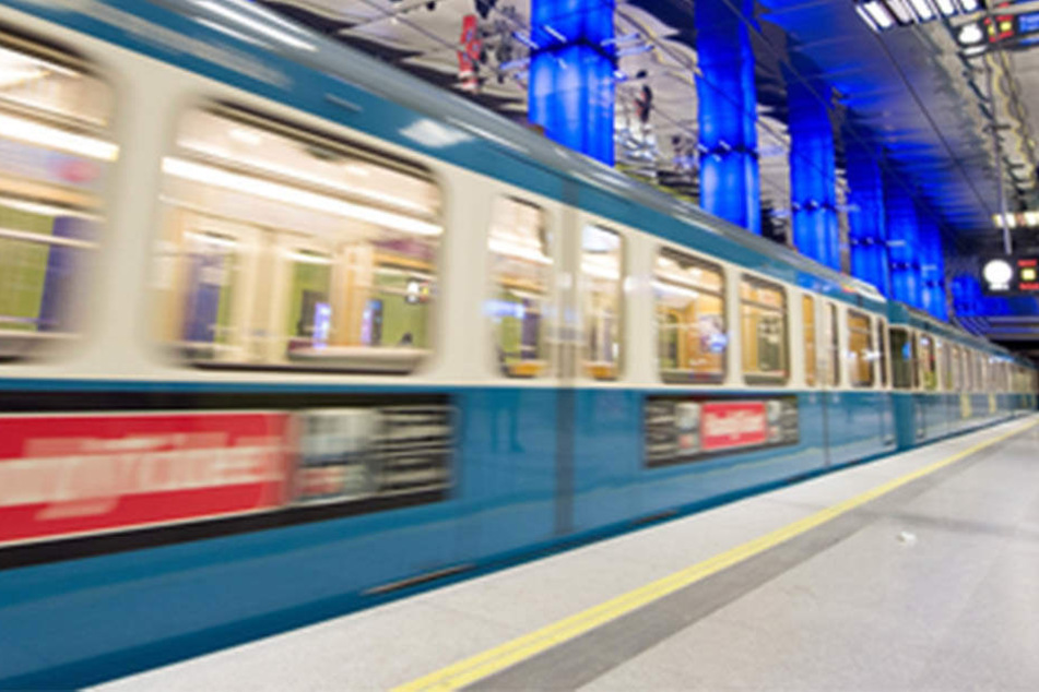 Ein 21-jähriger Mann aus München starb an einem U-Bahnhof.