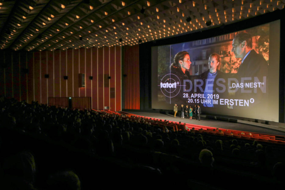 Gespannt schauten sich die Gäste im Rundkino "Das Nest" an.