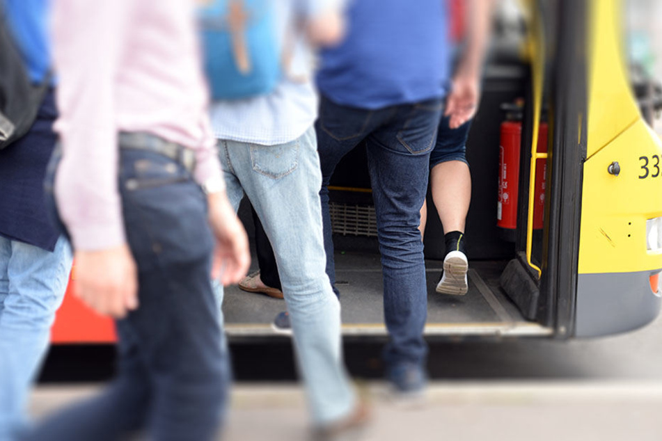 Seit einiger Zeit weisen Ansagen in den Bussen der Berliner Verkehrsbetriebe daraufhin, sich während der Fahrt festzuhalten. (Symbolbild)