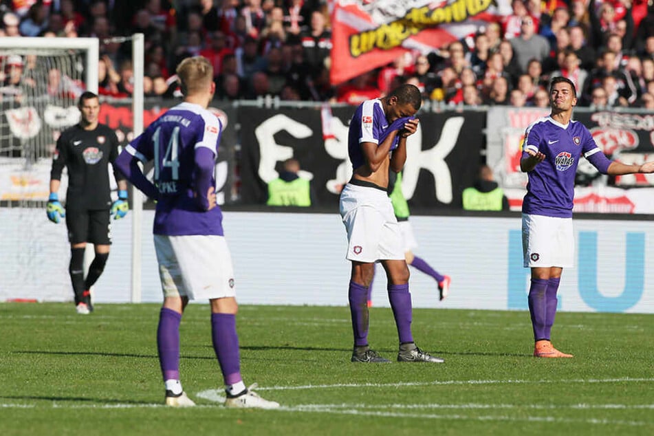Symbolisches Bild: Nach dem Gegentreffer zum 1:2 gegen Union Berlin stehen die
Auer ratlos und fassungslos da -
wieder war ein individueller Fehler schuld.