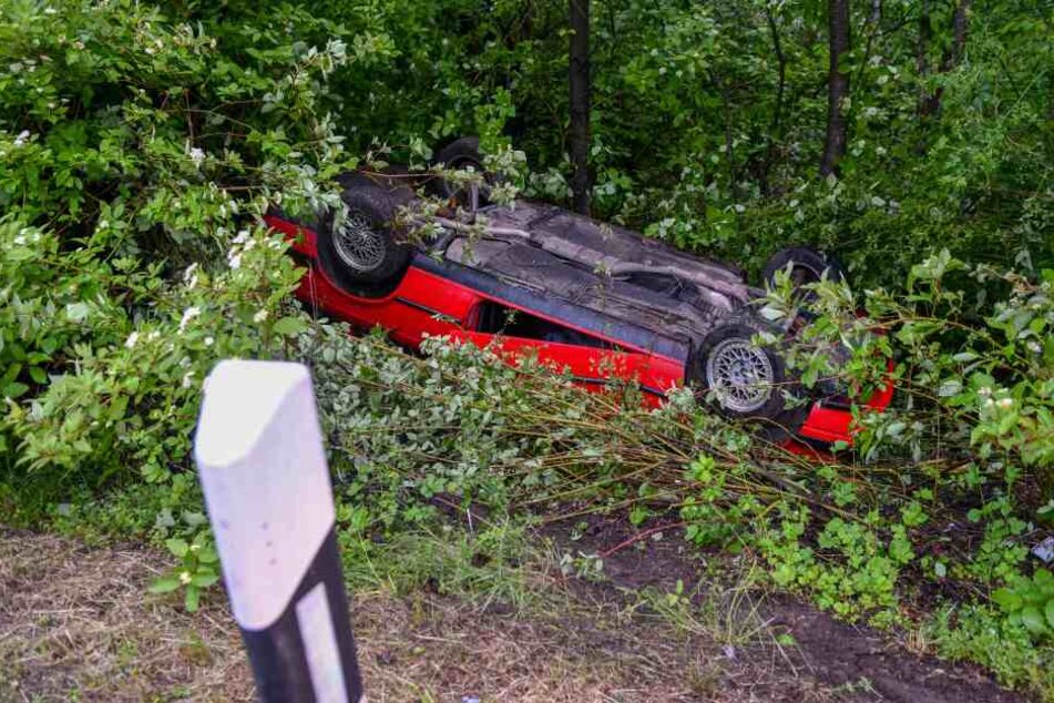 Der Wagen überschlug sich und blieb im nassen Grün liegen.