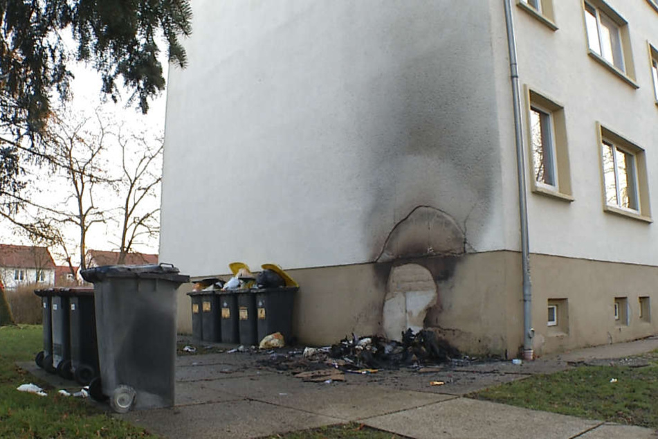 Eine Hausfassade wurde ebenfalls in Mitleidenschaft gezogen.