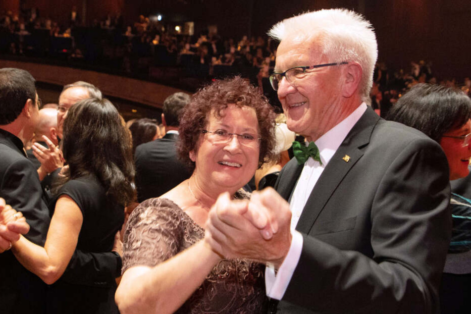 Baden-Württembergs Landesvater Winfried Kretschmann tanzt mit seiner Frau Gerlinde.