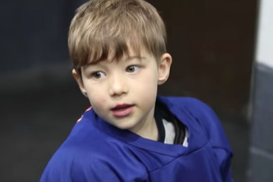 Mason (4) wird beim Eishockey-Training mit einem Mikro ausgestattet. Was er von sich gibt: einfach nur zum Lachen!