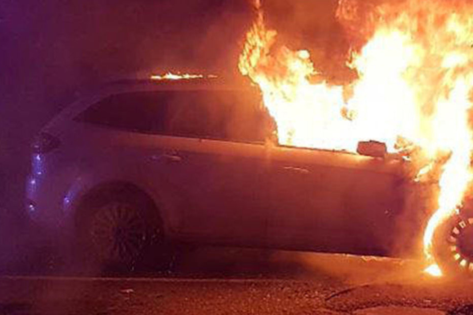 Das Auto ging komplett in Flammen auf. (Symbolbild)
