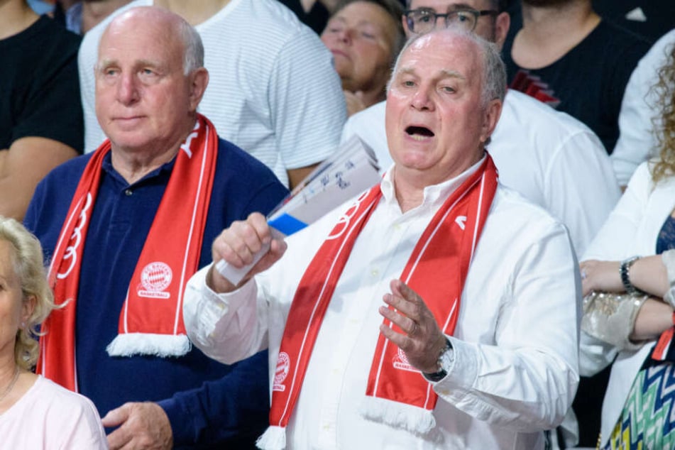 Uli Hoeneß zusammen mit seinem Bruder Dieter bei einem Spiel FC Bayern Basketballer.