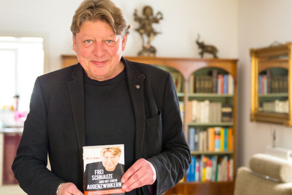 Walter Freiwald mit seiner 2015 erschienen Autobiografie "Frei Schnauze und mit einem Augenzwinkern."