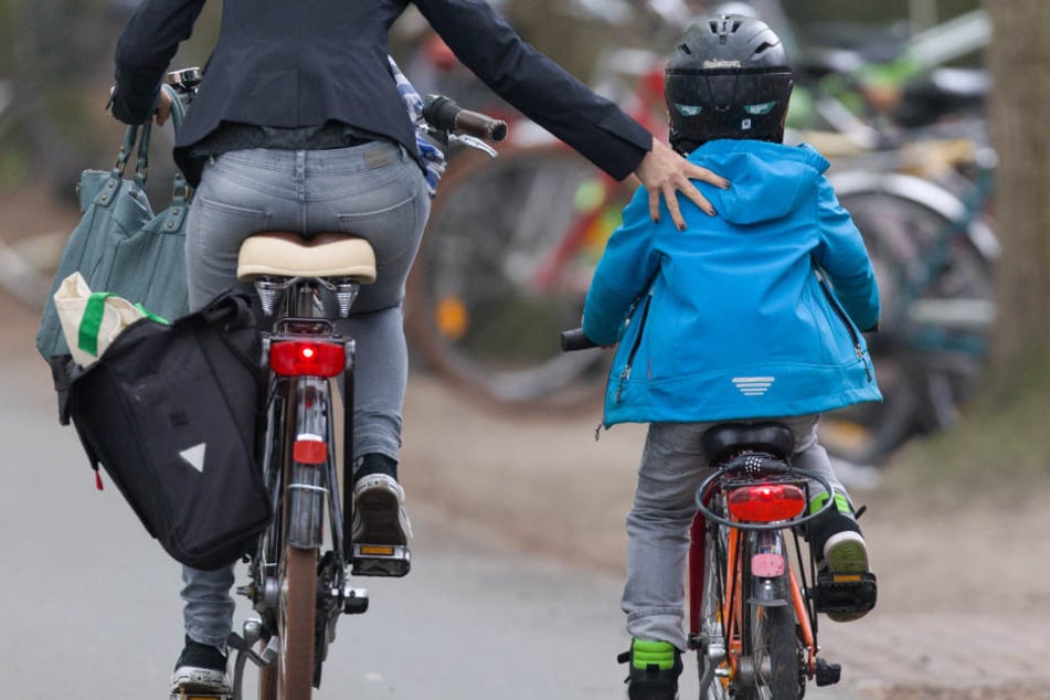 Auf dem Weg zum Kindergarten wird ein Drei-Jähriger von einem Auto angefahren. Der Helm rettete ihm das Leben. (Symbolbild)