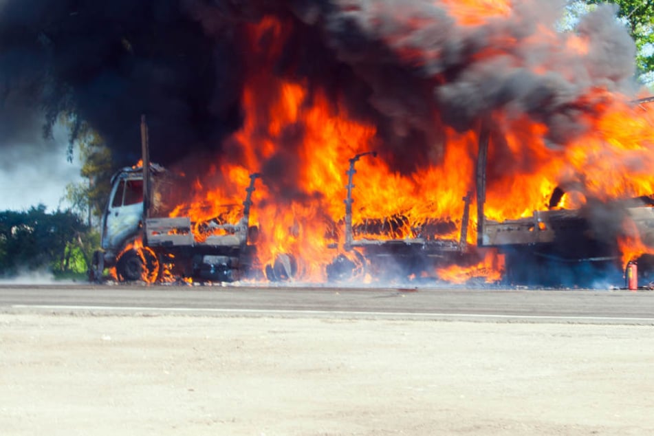 Auch die Fahrbahn wurde bei dem Feuer arg in Mitleidenschaft gezogen. (Symbolbild)