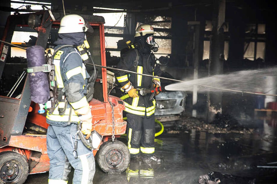 Als die Feuerwehr eintraf, brannte die Werkstatt bereits lichterloh.