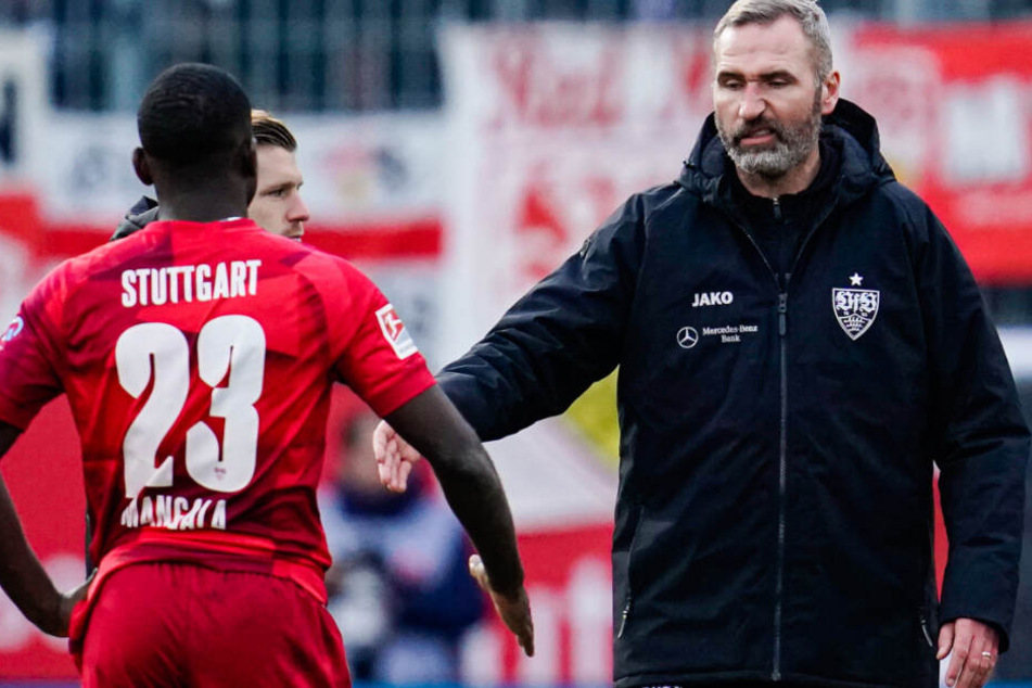 Stuttgarts Trainer Tim Walter (r) geht nach Pleite gegen Sandhausen zu Stuttgarts Orel Mangala.