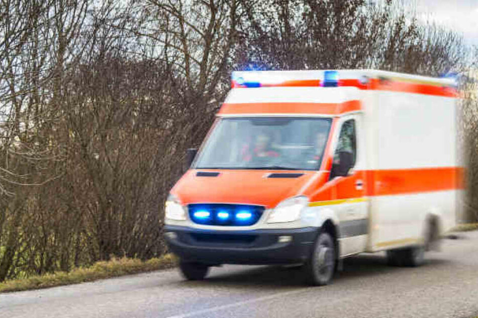 Die Einsatzkräfte brachten den 89-Jährigen ins Krankenhaus, doch er erlag seinen Verletzungen. (Symbolbild)