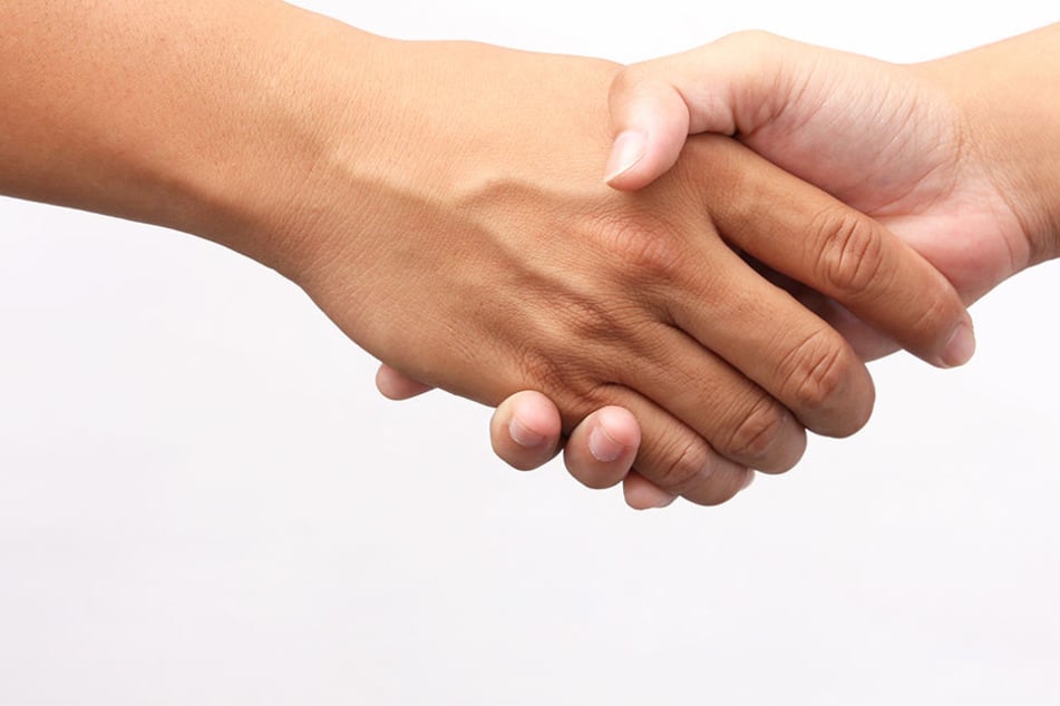 Beim Einbürgerungsgespräch wurde einem muslimischen Pärchen die Staatsbürgerschaft verweigert, weil sie den Handschlag verweigerten (Symbolbild).