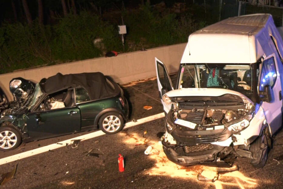 Das Foto zeigt zwei der Auto-Wracks auf der A5 bei Langen.