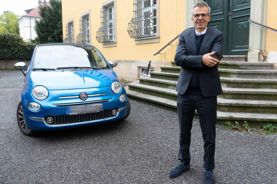 Uwe Baltner steht vor seinem Auto in Ludwigsburg.