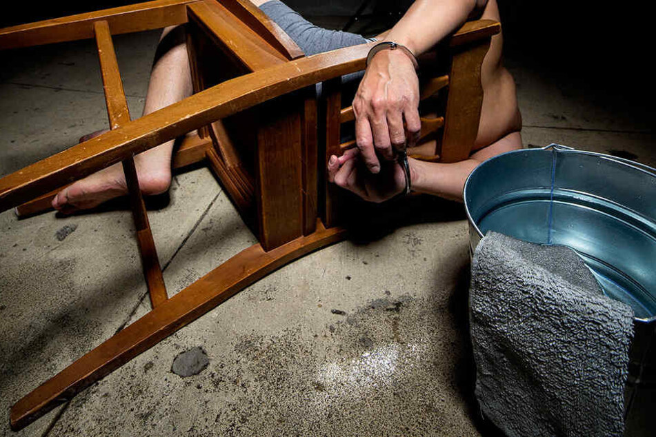 Die Polizei aus Aliquippa sagte, das Paar hätte Waterboarding durch einen Film gelernt.
