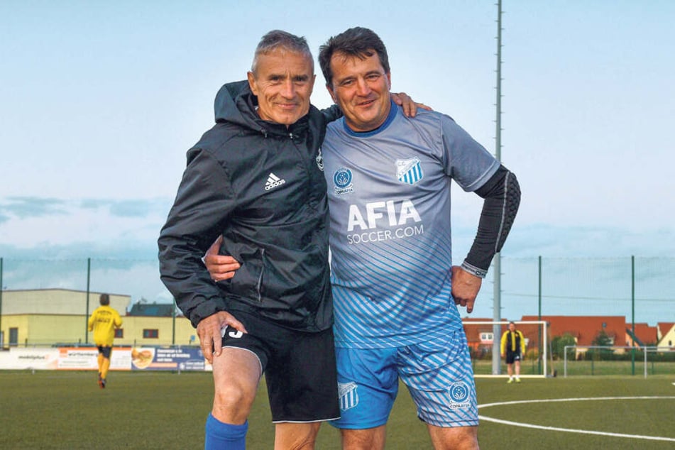 Mit Ex-Profi Matthias Müller (64, li.) nimmt Organisator Mirko Naumann (53) einen echten Könner mit.