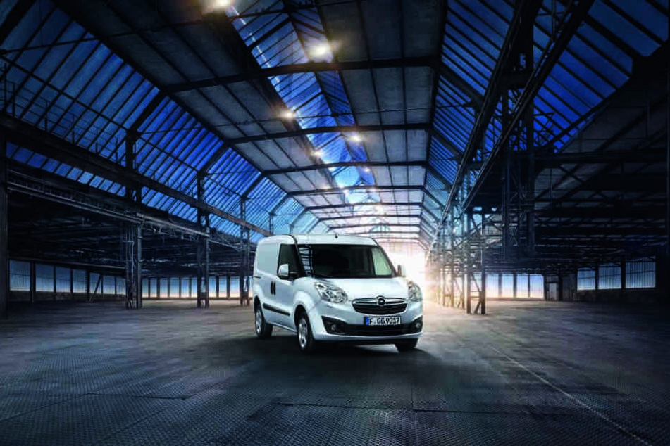 Den Opel Combo 30-Jahre-Edition in polar-weiß bekommt Ihr an den unten angegebenen Standorten.