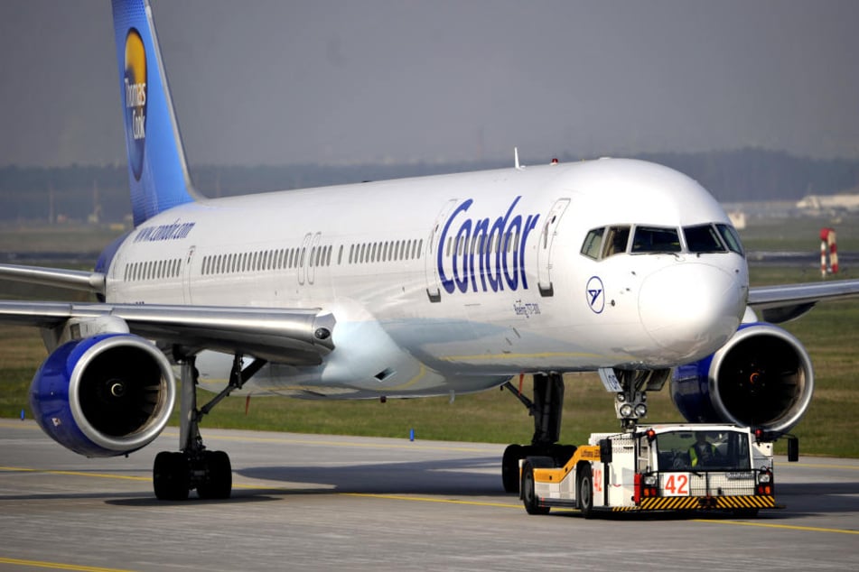 Der Pilot landete in Faro und schmiss den pöbelnden Fluggast aus der Maschine. (Symbolbild)
