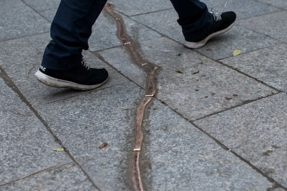 Der goldfarbene Riss, der den Boden am Anschlagsort vor der Kirche mehr als 15 Meter lang durchzieht, soll an die Opfer des Anschlags erinnern.