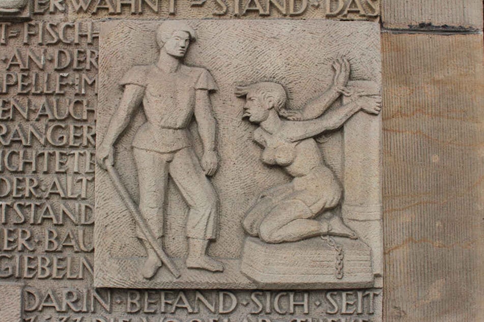 An der Westseite des Altmarkts erinnert ein steinernes Relief an den Pranger,
den es hier einst gab.